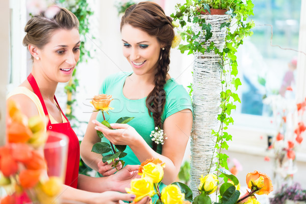Blumengeschäft Frau Verkauf stieg Bouquet Kunden Stock foto © Kzenon