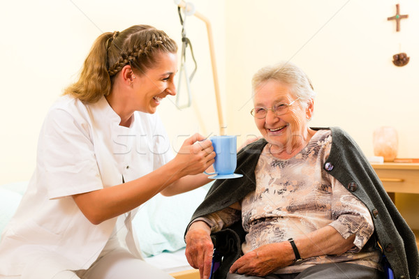 Jóvenes enfermera femenino altos asilo de ancianos vieja Foto stock © Kzenon