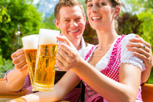 [[stock_photo]]: Heureux · couple · bière · jardin · potable · séance