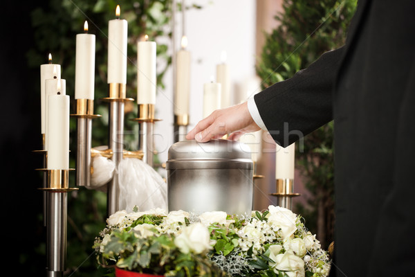Zdjęcia stock: żal · pogrzeb · cmentarz · religii · śmierci · urna