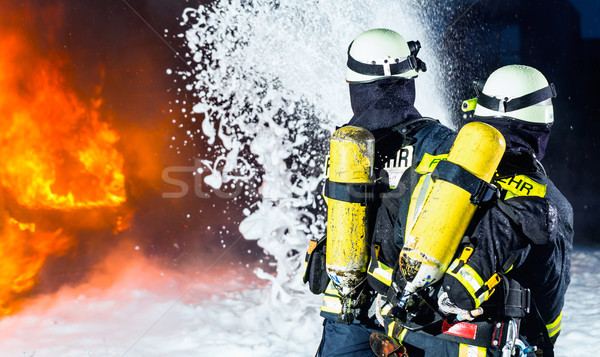 Brandweerman brandweerlieden groot permanente dragen Stockfoto © Kzenon