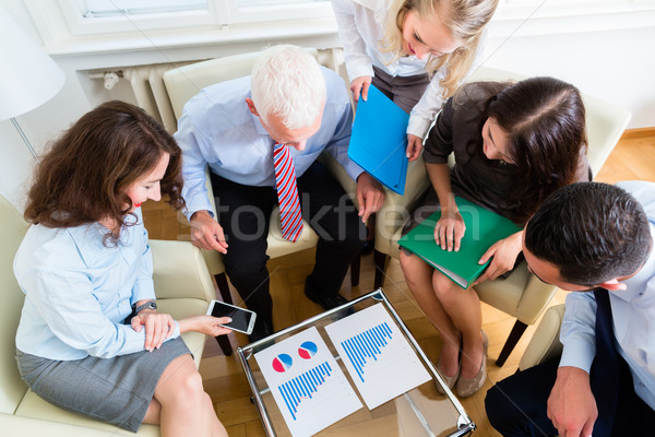 Pięć ludzi biznesu zespołu spotkanie studia wykresy Zdjęcia stock © Kzenon