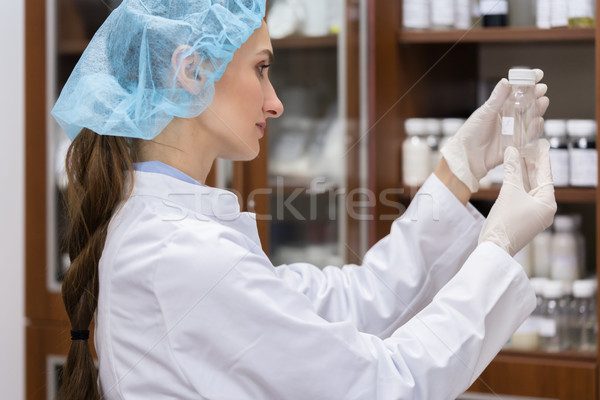 Nő vegyész kísérleti munka oldalnézet női Stock fotó © Kzenon