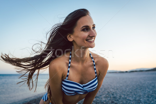 商業照片: 女子 · 海灘 · 日落 · 享受 · 微風