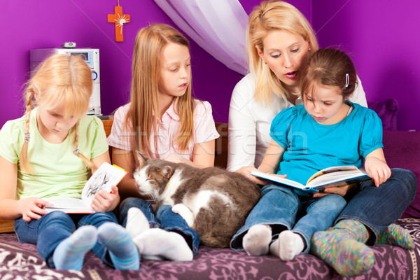 Anya olvas könyv boldog család gyerekek ül Stock fotó © Kzenon