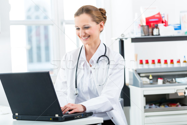 Foto stock: Femenino · médico · escrito · pc · clínica · jóvenes