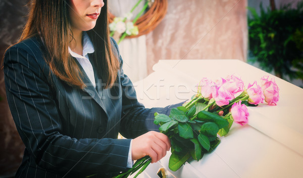 Stock foto: Frau · stieg · Sarg · Beerdigung · Blume · Familie