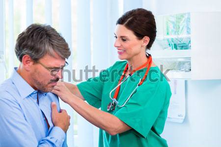 Medic tensiune arteriala pacient om sănătate Imagine de stoc © Kzenon