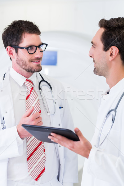 Orvosok megbeszél képek röntgen scan áll Stock fotó © Kzenon