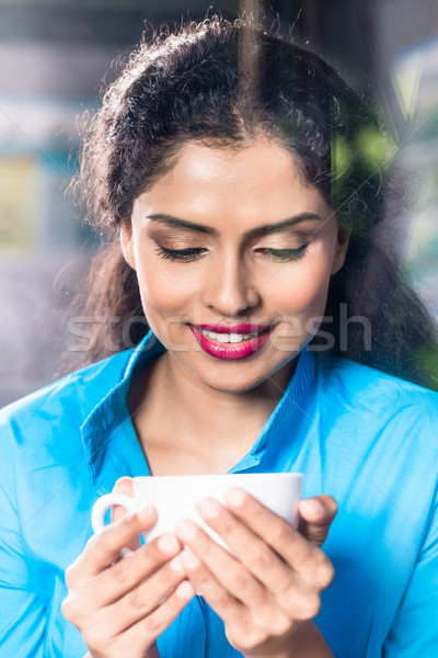 Indian femeie cana de cafea glamour bea urban Imagine de stoc © Kzenon
