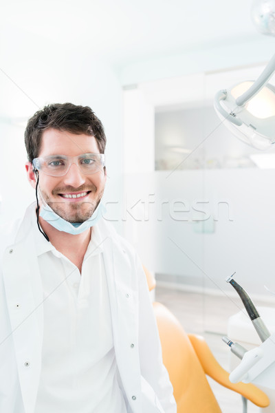 Tandarts permanente tandheelkundige ingreep arts werken portret Stockfoto © Kzenon