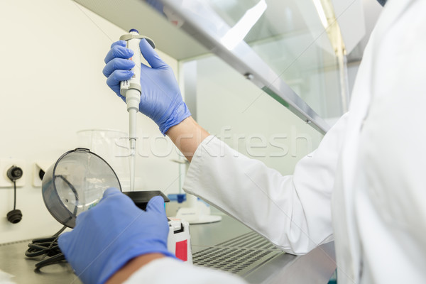 Wetenschapper laboratorium vulling vloeibare apparaat vrouw Stockfoto © Kzenon