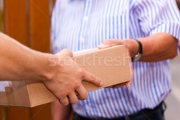 Почтовая служба доставки пакет почтальон клиентов рук Сток-фото © Kzenon
