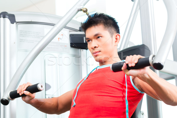 Chinese man opleiding sterkte fitness gymnasium Stockfoto © Kzenon