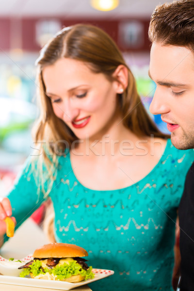 Foto stock: Amigos · Pareja · comer · de · comida · rápida · Burger · papas · fritas