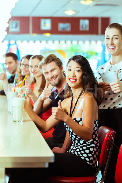 Stockfoto: Mensen · amerikaanse · diner · restaurant · melk · vrienden