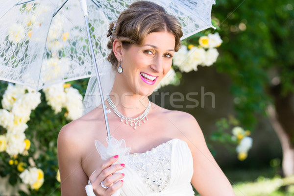 Novia boda sombrilla jardín verano flores Foto stock © Kzenon