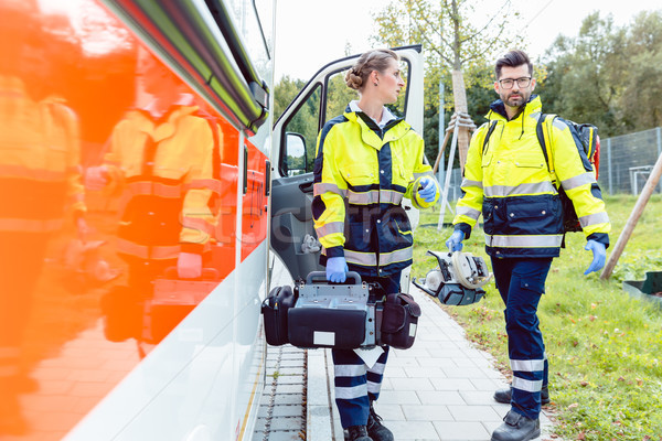 Paramédicaux infirmière urgence médecin ambulance [[stock_photo]] © Kzenon