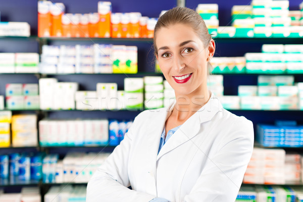 Kobiet farmaceuta apteki portret młodych doświadczony Zdjęcia stock © Kzenon