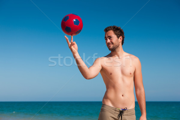 Férfi tengerpart egyensúlyoz futballabda fiatalember játszik Stock fotó © Kzenon