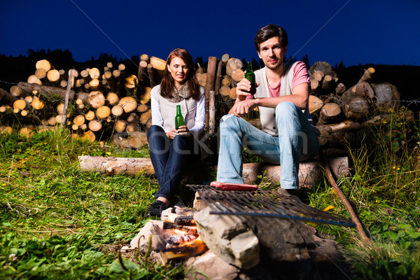 [[stock_photo]]: Alpes · couple · feu · de · camp · montagnes · séance