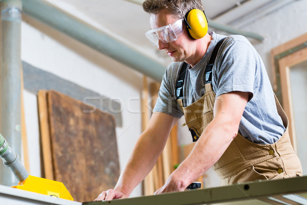Marangoz elektrik testere marangozluk çalışma vızıltı Stok fotoğraf © Kzenon
