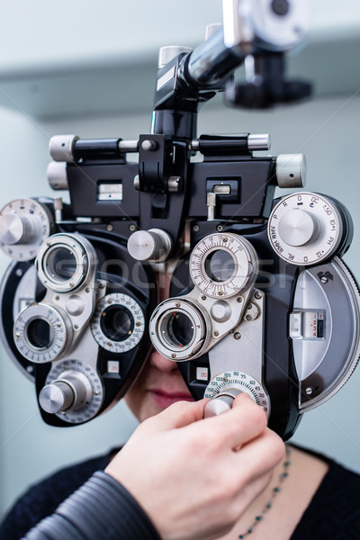 Vrouw optometrist oog zicht testen arts Stockfoto © Kzenon