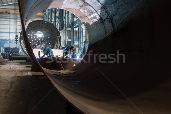 Zwei Arbeitnehmer Schweißen Fabrik Herstellung Innenraum Stock foto © Kzenon