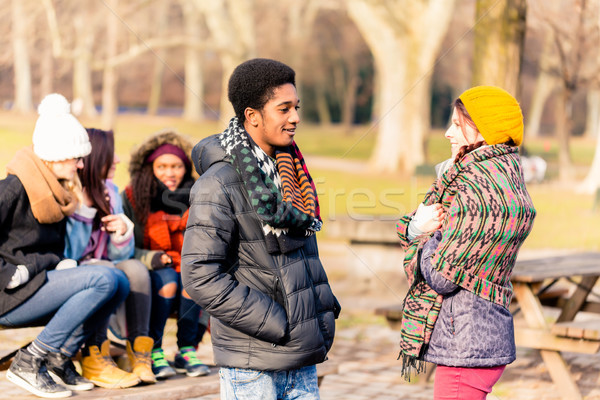 African american tânăr vorbesc femeie prieten în aer liber Imagine de stoc © Kzenon