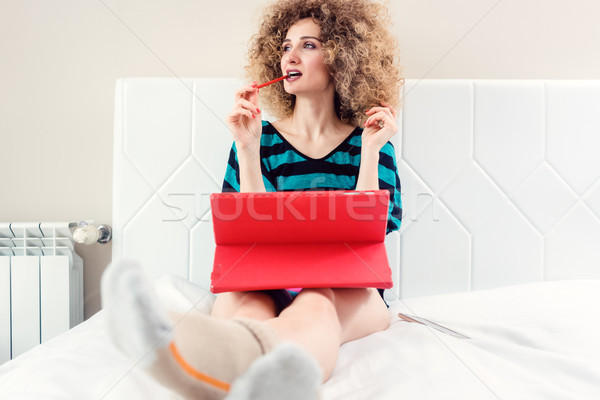 Foglalkoztatott nő dolgozik otthon sikeres nyugodt Stock fotó © Kzenon