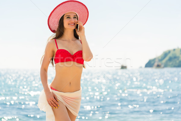 Divatos fitt fiatal nő beszél mobiltelefon tengerpart Stock fotó © Kzenon