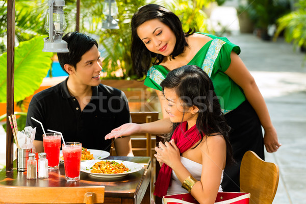 ázsiai férfi nő étterem felszolgált étel Stock fotó © Kzenon