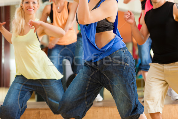Zumba młodych ludzi taniec studio siłowni sportowe Zdjęcia stock © Kzenon