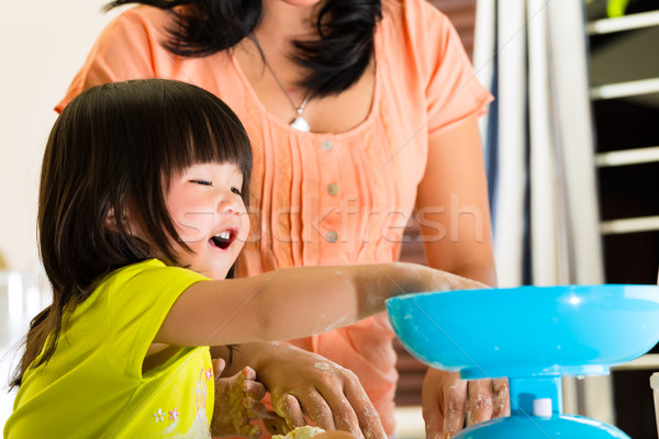 Asian mère fille maison cuisine indonésien [[stock_photo]] © Kzenon