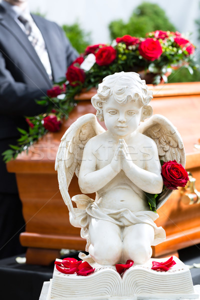 喪 男子 葬禮 棺材 紅玫瑰 常設 商業照片 © Kzenon
