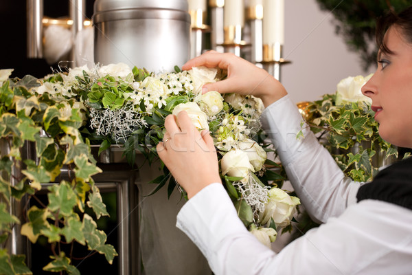 Verdriet vrouwelijke urn begrafenis dood bloem Stockfoto © Kzenon
