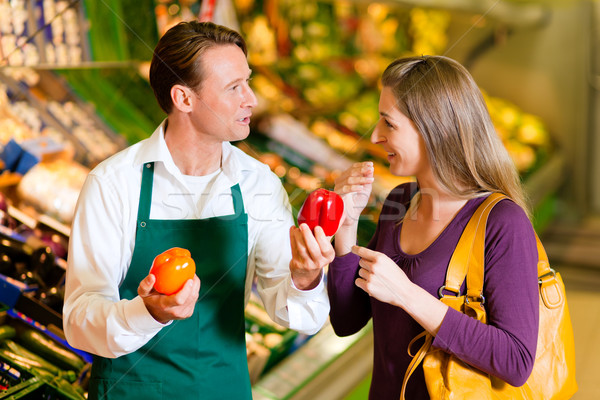 Foto stock: Mulher · supermercado · compras · assistente · vegetal · prateleira
