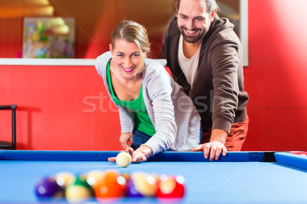 Paar spielen Pool Billard Spiel Freunde Stock foto © Kzenon