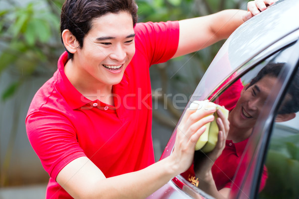 Foto stock: Asia · hombre · limpieza · lavado · coche · esponja