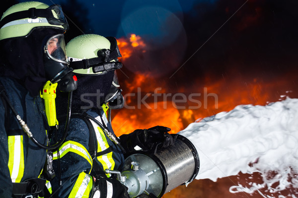 Feuerwehrmann Feuerwehrmänner groß Blesse stehen tragen Stock foto © Kzenon