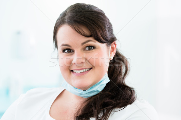 Dentist asistentă în picioare interventii chirurgicale stomatologice lucru portret Imagine de stoc © Kzenon