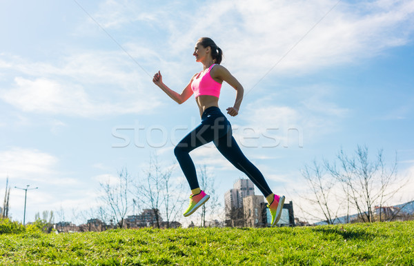 Nő sport fut domb fitnessz nő fitnessz Stock fotó © Kzenon