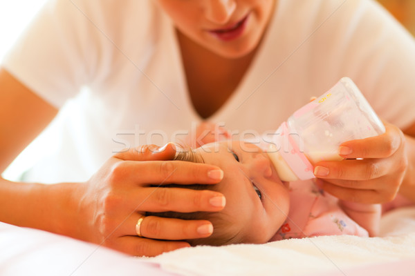 Mãe bebê garrafa cena de tranquilidade família Foto stock © Kzenon