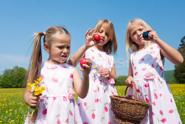 ストックフォト: 子供 · イースターエッグハント · 卵 · 草原 · 春 · イースター