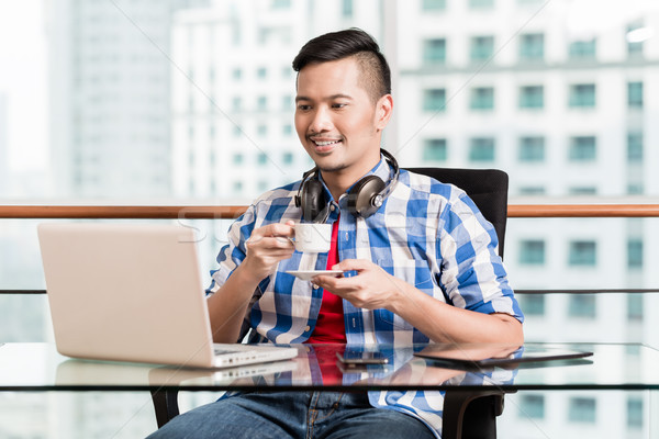 Stock foto: Professionelle · arbeiten · Laptop · Kaffee · jungen