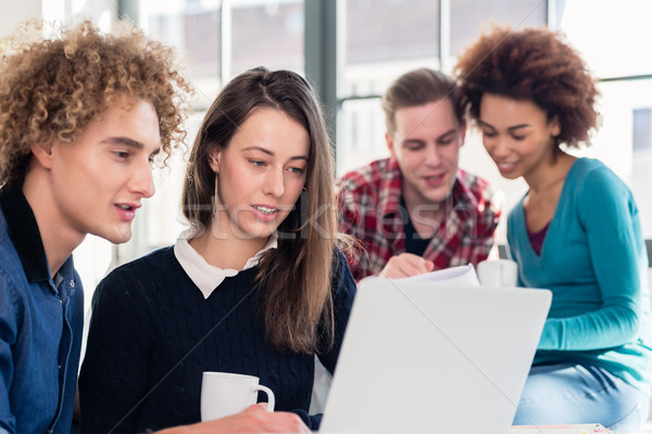 Dwa młodych studentów odpowiedź pytanie Zdjęcia stock © Kzenon