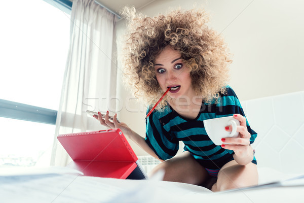 Foto stock: Mulher · estudante · cama · aprendizagem · exame · pânico