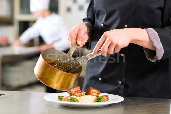 Chef hotel restaurant keuken koken handen Stockfoto © Kzenon