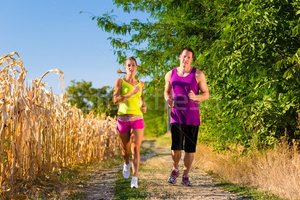 Homme femme courir sport rural sport Photo stock © Kzenon