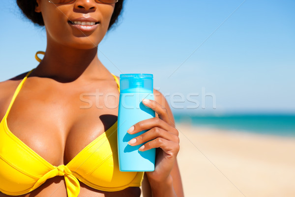 Foto d'archivio: Donna · spiaggia · giallo · bikini · offrendo · fine